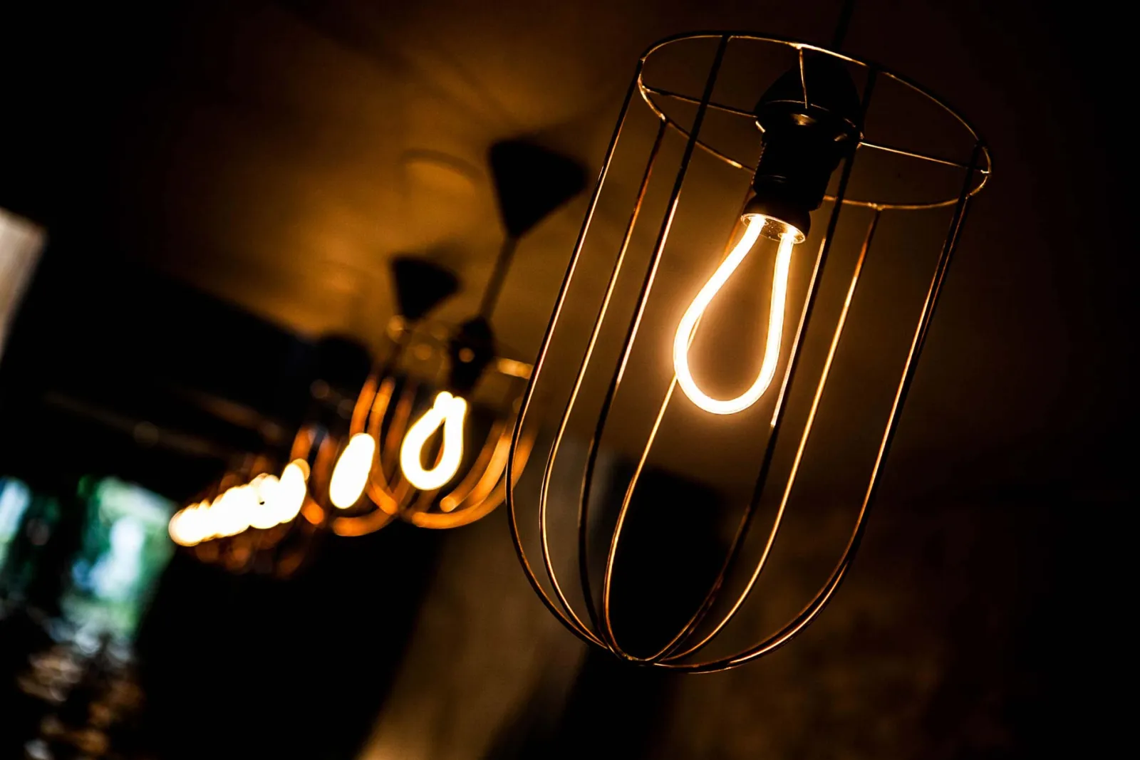 Close-up van edisonlampen in een zwarte draadkooi